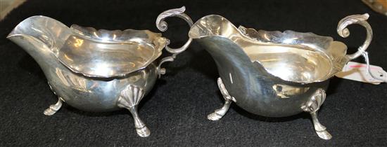 Pair of silver sauce boats, Sheffield 1907, Walker & Hall